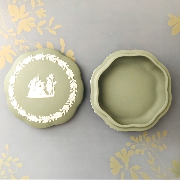 VTG Wedgwood Cream & Sage Green Box Neoclassical Motif NEW Condition - Picture 9 of 16
